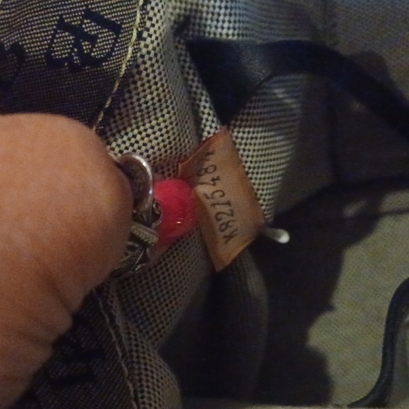 Classy Dooney & Bourke Signature Shoulder Bag - Picture 16 of 16